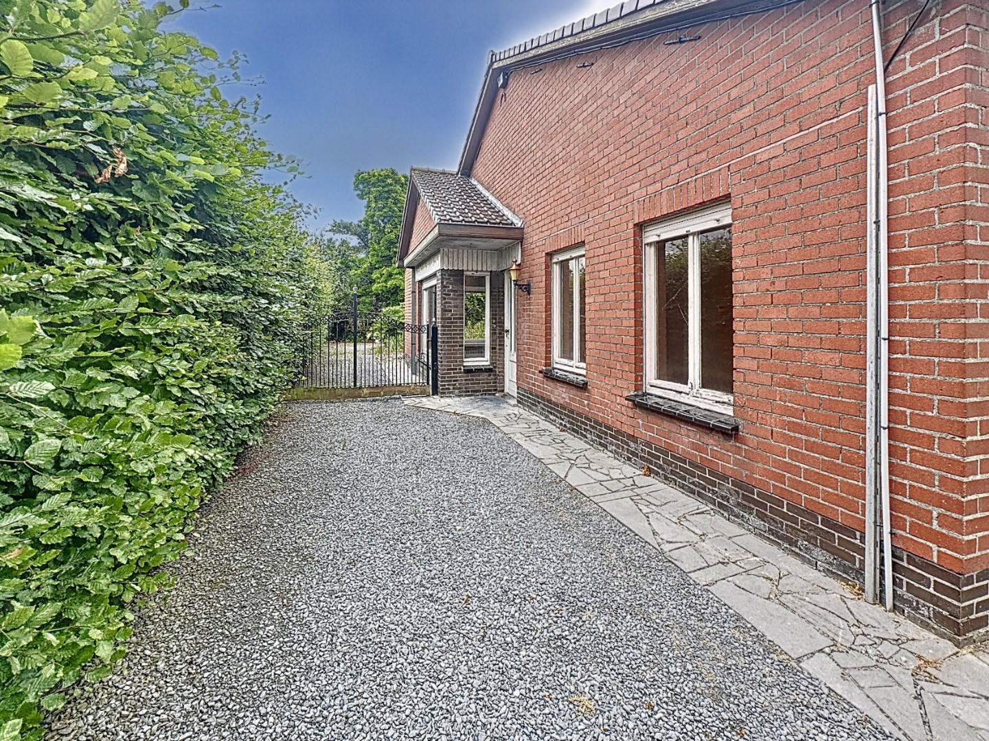 Te renoveren woning op afgesloten perceel van 936m&#178; 