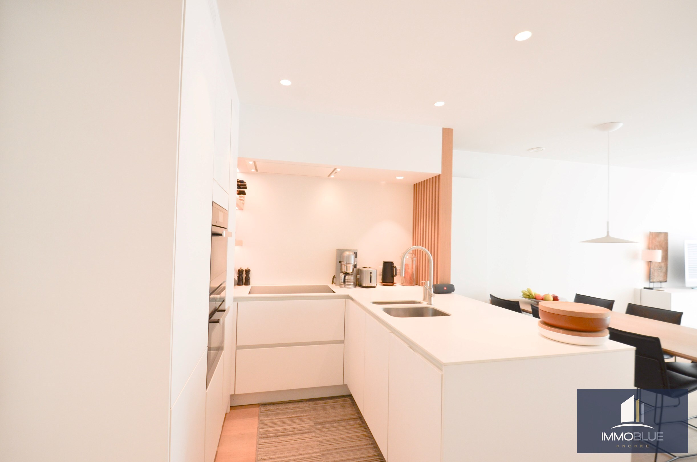 Appartement r&#233;cent avec terrasse ensoleill&#233;e situ&#233; en plein centre commercial et &#224; proximit&#233; imm&#233;diate de la plage. 