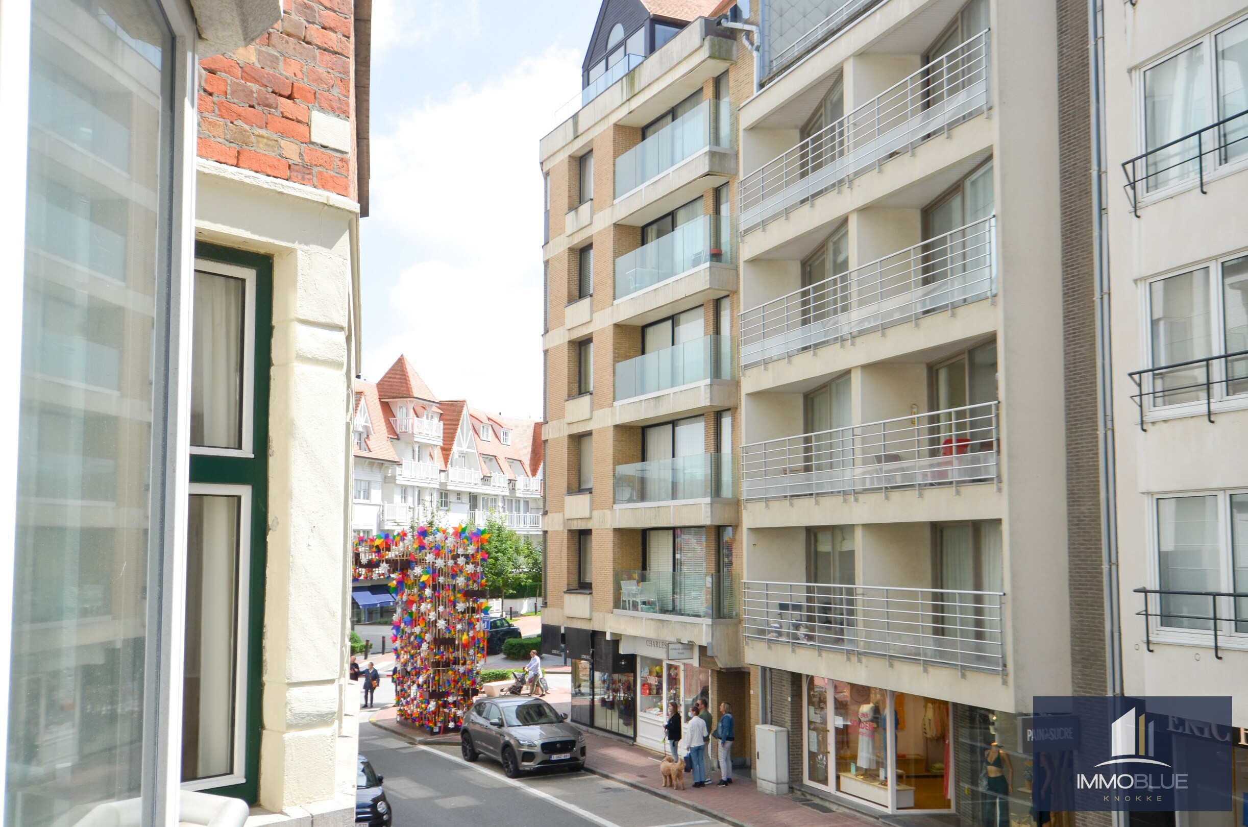 Appartement intemporel, r&#233;cemment enti&#232;rement r&#233;nov&#233;, avec vue lat&#233;rale sur la mer, situ&#233; au Zoute. 