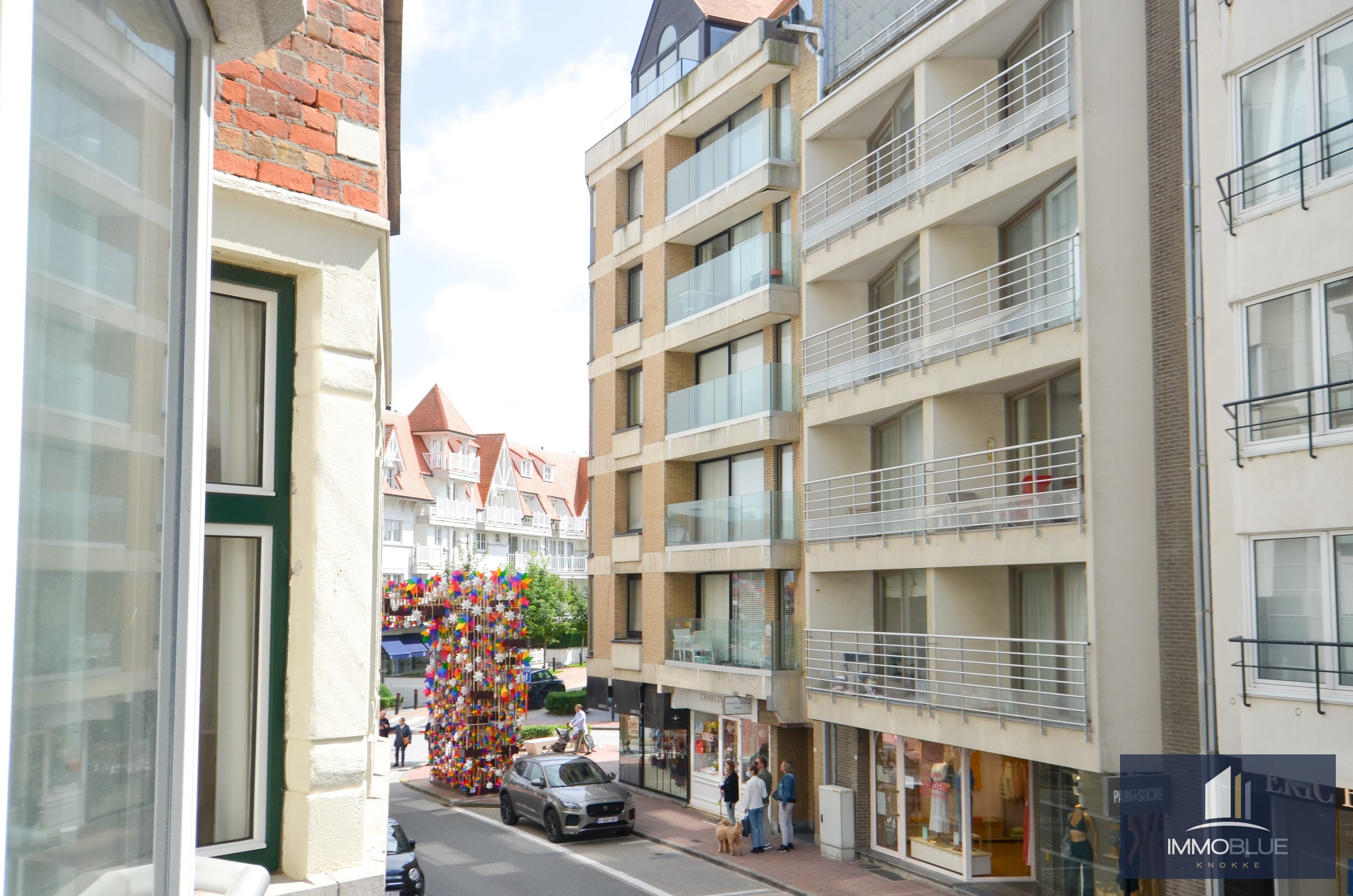 Tijdloos, recent volledig gerenoveerd appartement met zijdelings zeezicht gelegen in het Zoute. 