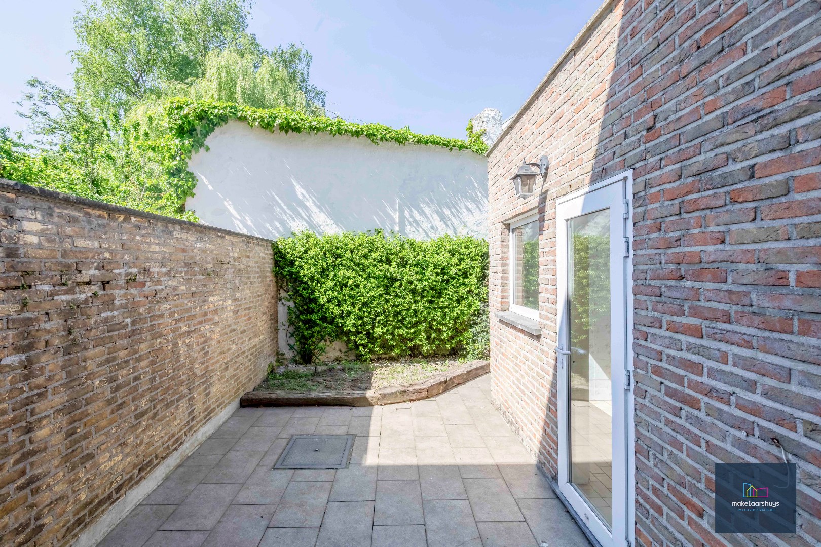 Centraal gelegen halfopen bebouwing met stadskoer 