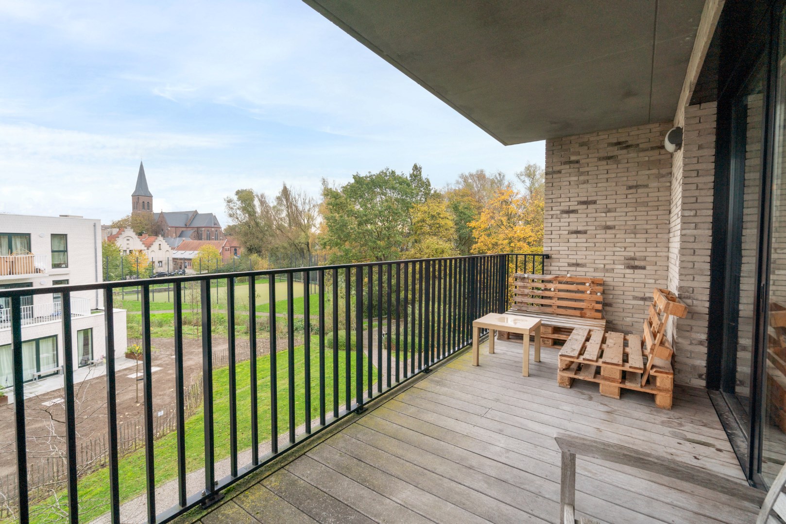 Ruim, modern 2 slaapkamer appartement met staanplaats 