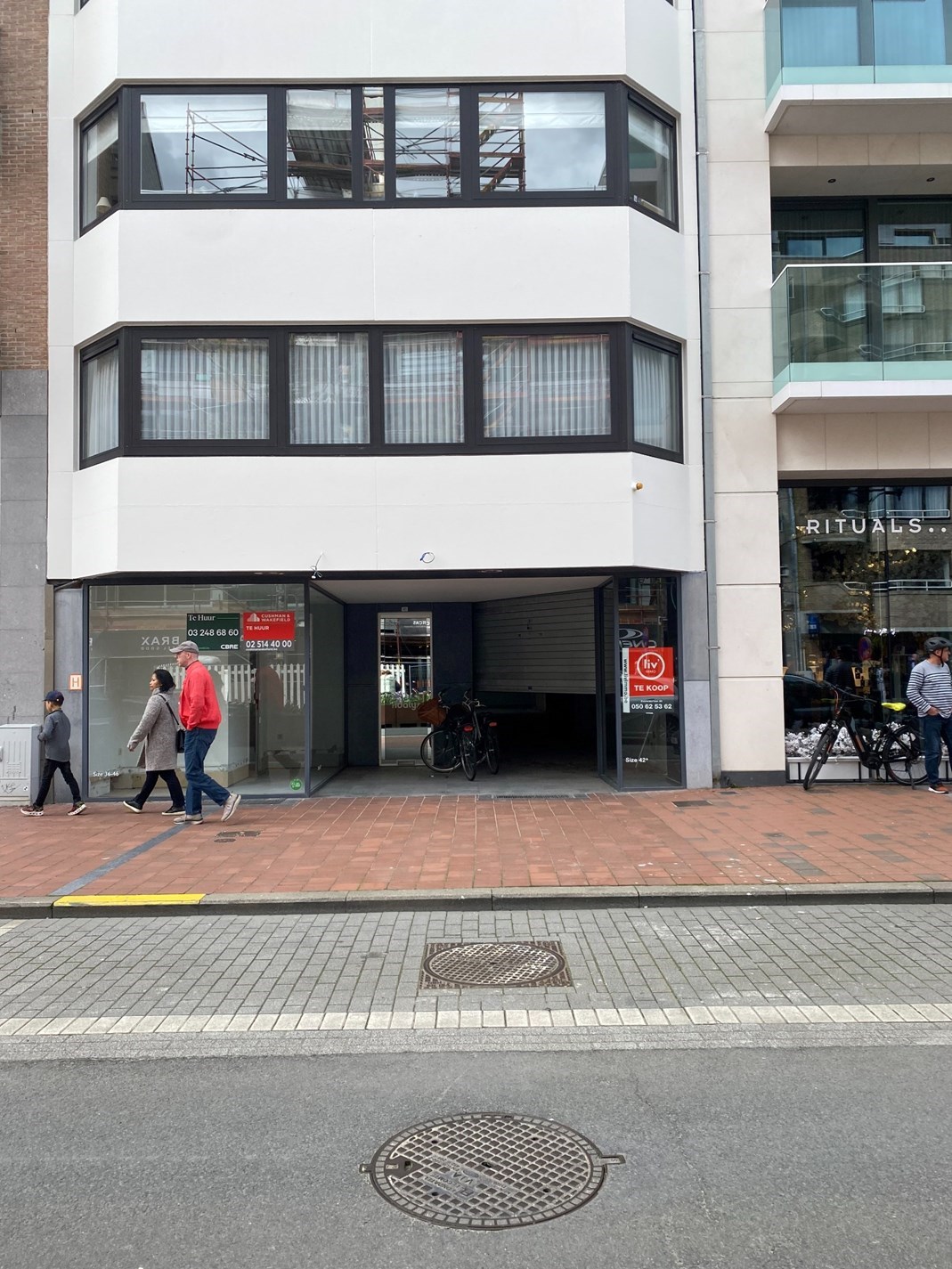 Local commercial bien situ&#233; dans la partie centrale de la Lippenslaan, &#224; proximit&#233; de magasins tels que Rituals, Kruidvat, Etam, ... &#224; quelques m&#232;tres de la plage. 
