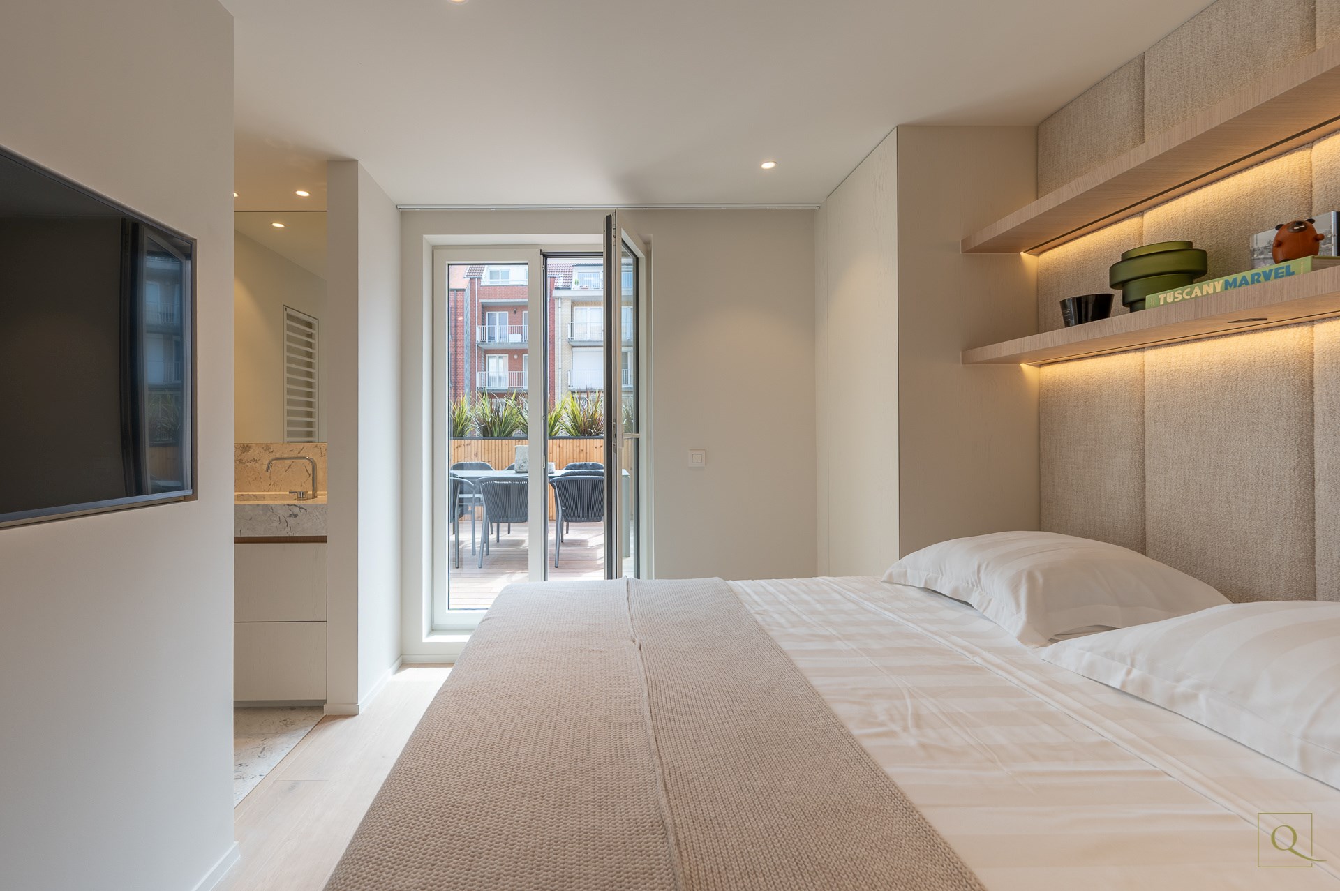 Appartement de luxe &#233;l&#233;gamment r&#233;nov&#233; avec deux terrasses ensoleill&#233;es &#224; proximit&#233; de la plage et des commerces. 