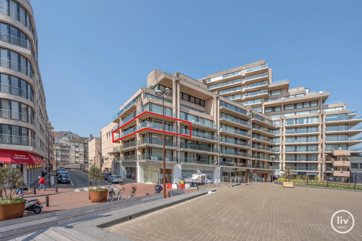 À vendre, appartement d'angle ensoleillé d'environ 120 m² avec large terrasses, centralement situé sur la place Van Bunnen, à quelques pas de la plage et des magasins. 