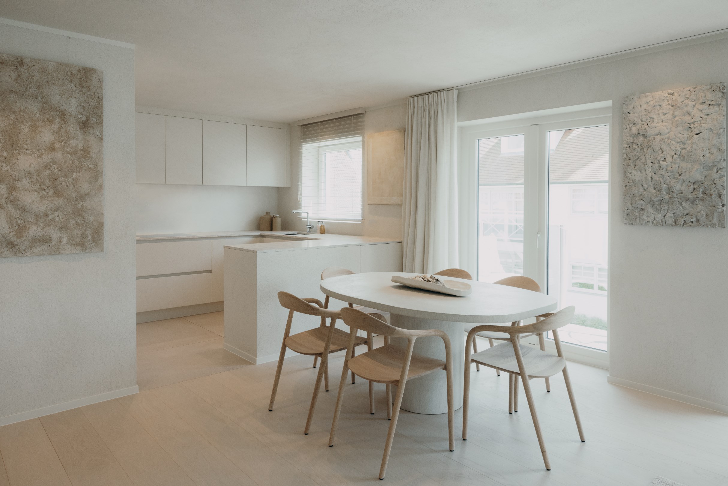 Magnifique appartement r&#233;nov&#233; (130m&#178;) avec 3 chambres &#224; coucher compl&#232;tes &#224; 500 m&#232;tres de la plage de Duinbergen. 