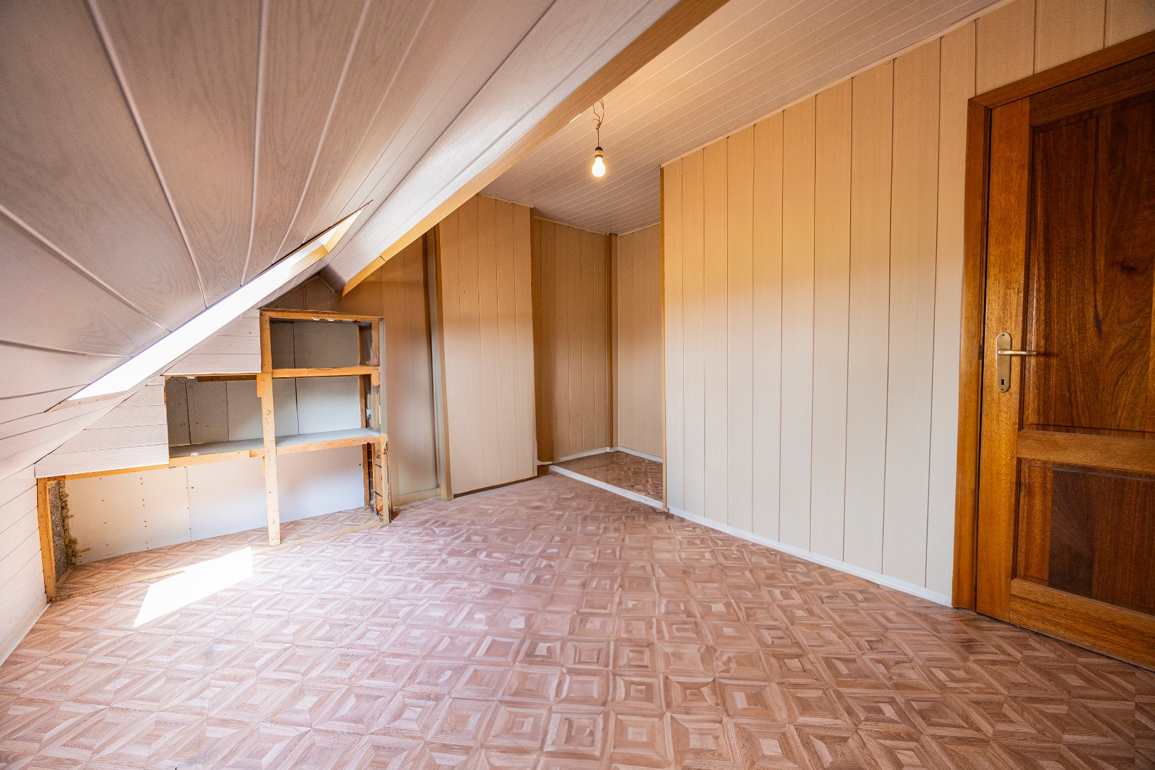 Te renoveren woning met 4 slpks en tuin te Huizingen 