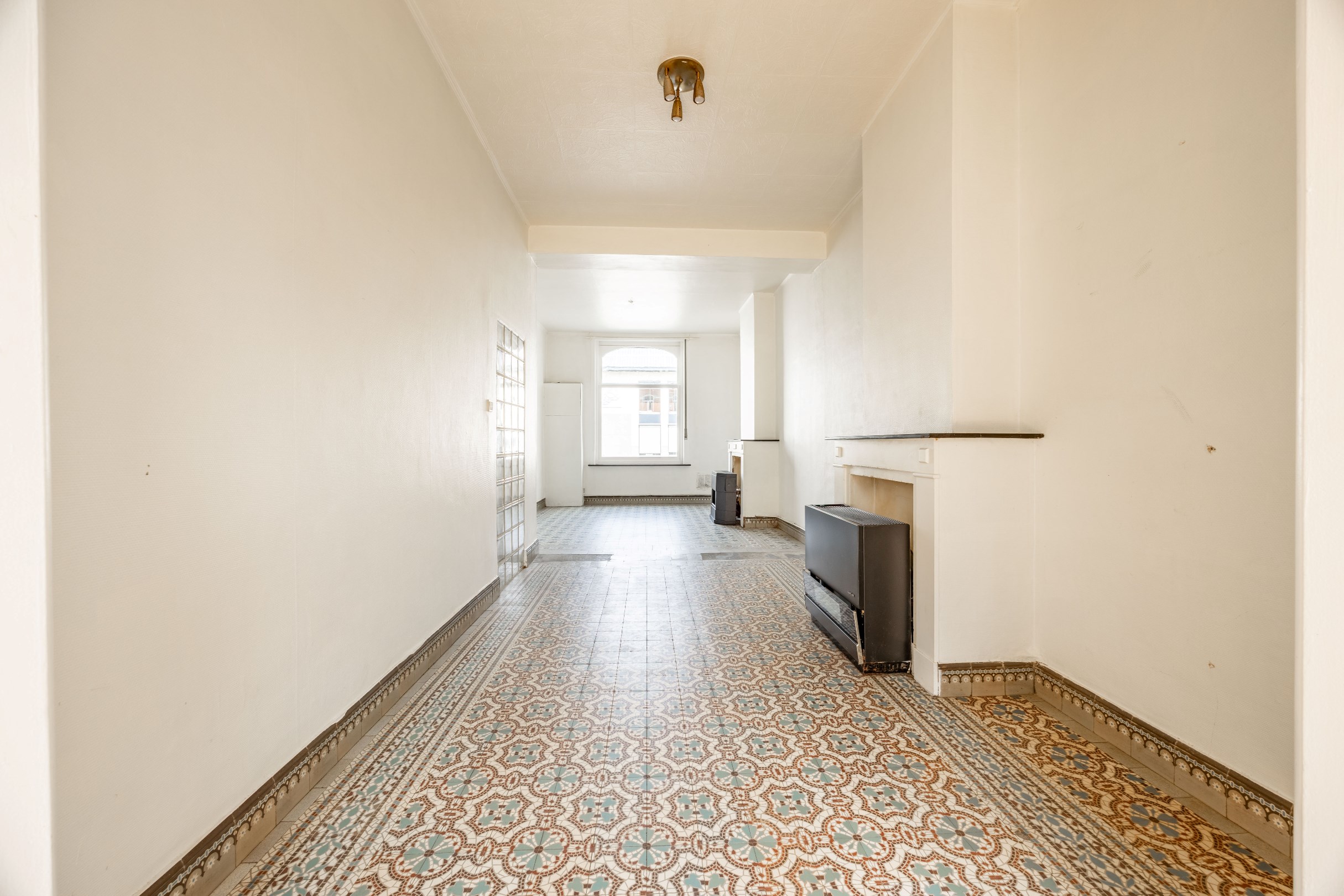 TE RENOVEREN WONING MET GARAGE 