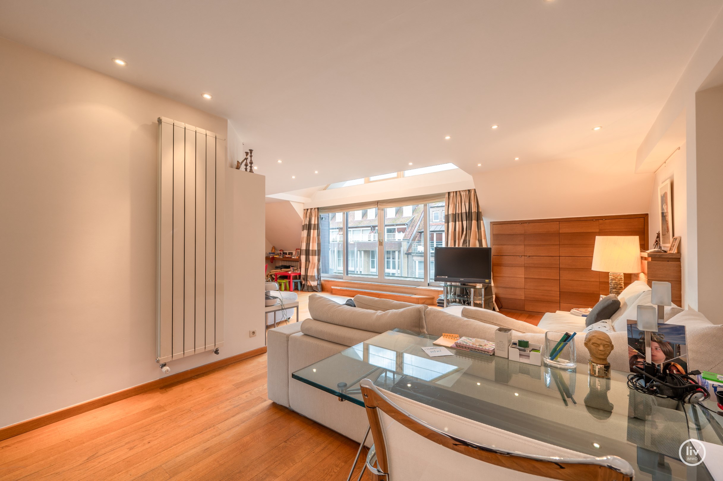 Appartement sous les toits spacieux et ensoleill&#233; (227 m2) avec environ 33m&#178; de terrasses situ&#233; au centre de Knokke, &#224; distance de marche de la digue et de la place Rubens. 