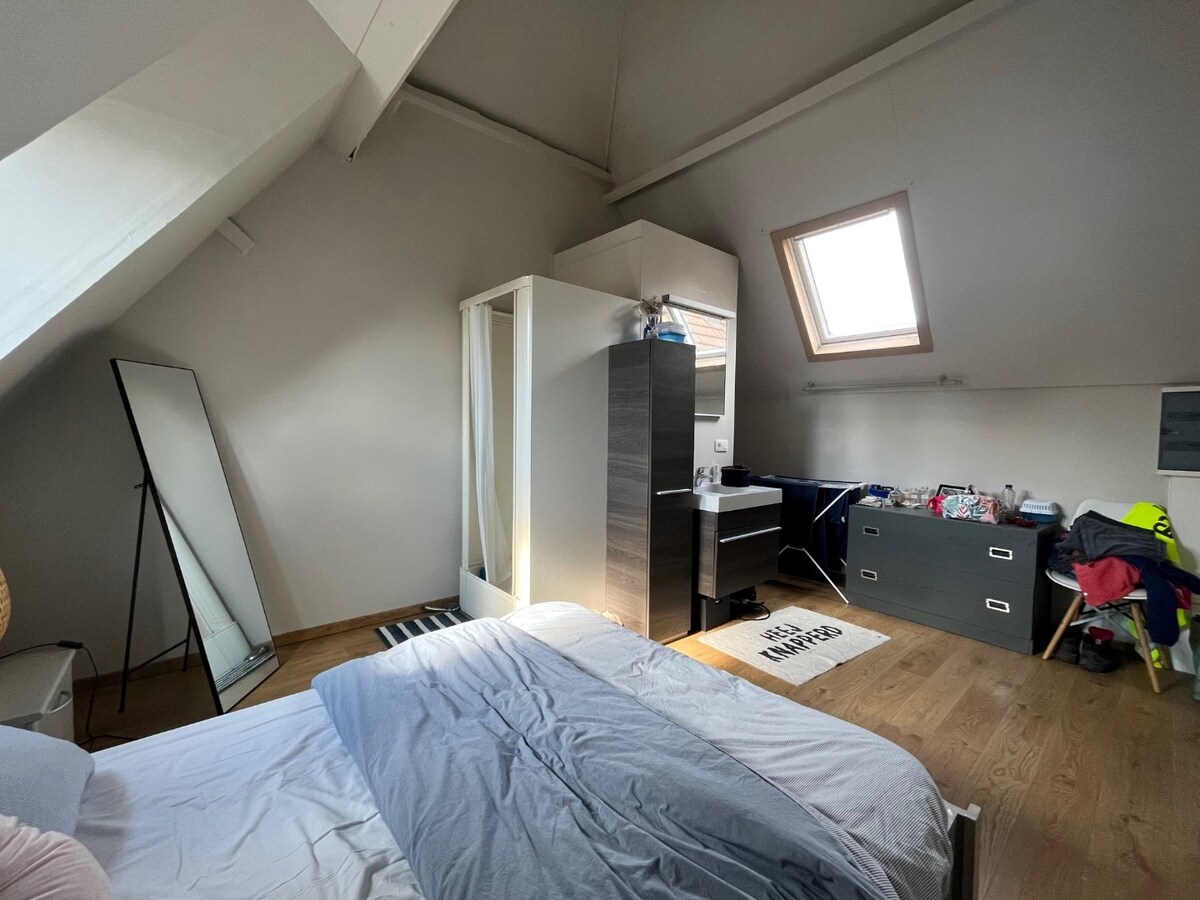 Tof dakappartement met 1 slaapkamer, vlakbij St-Pietersstation en Citadelpark 