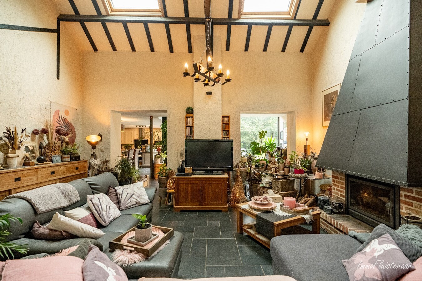 Ready-to-move-in house in a wooded area on approximately 24a in Keerbergen. 