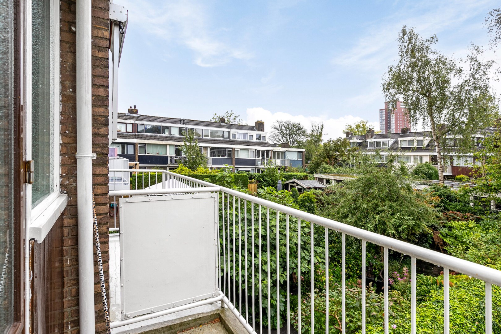 Kopers opgelet! 4-kamer tussenwoning met 3 slaapkamers, balkon, ruime tuin op het zuidoosten, berging en gelegen op eigen grond! 