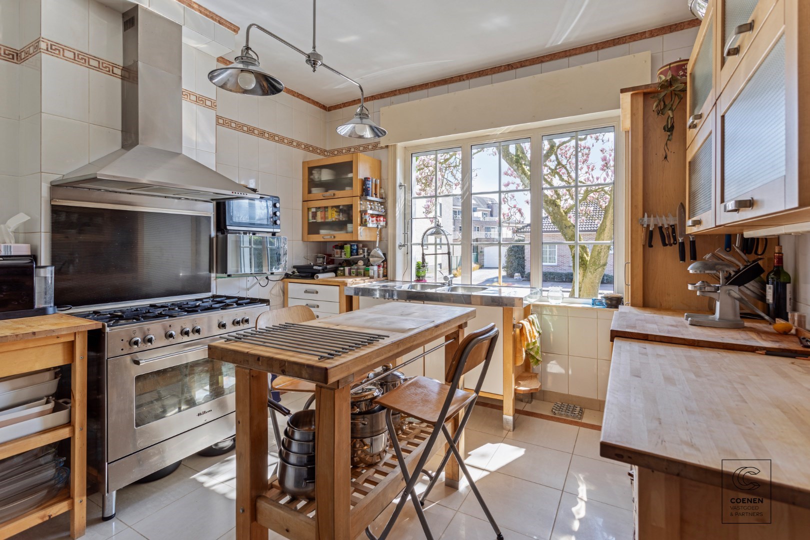 Prachtige woning op een perceel van ca. 2350m&#178; en een centrale locatie te Zandhoven! 