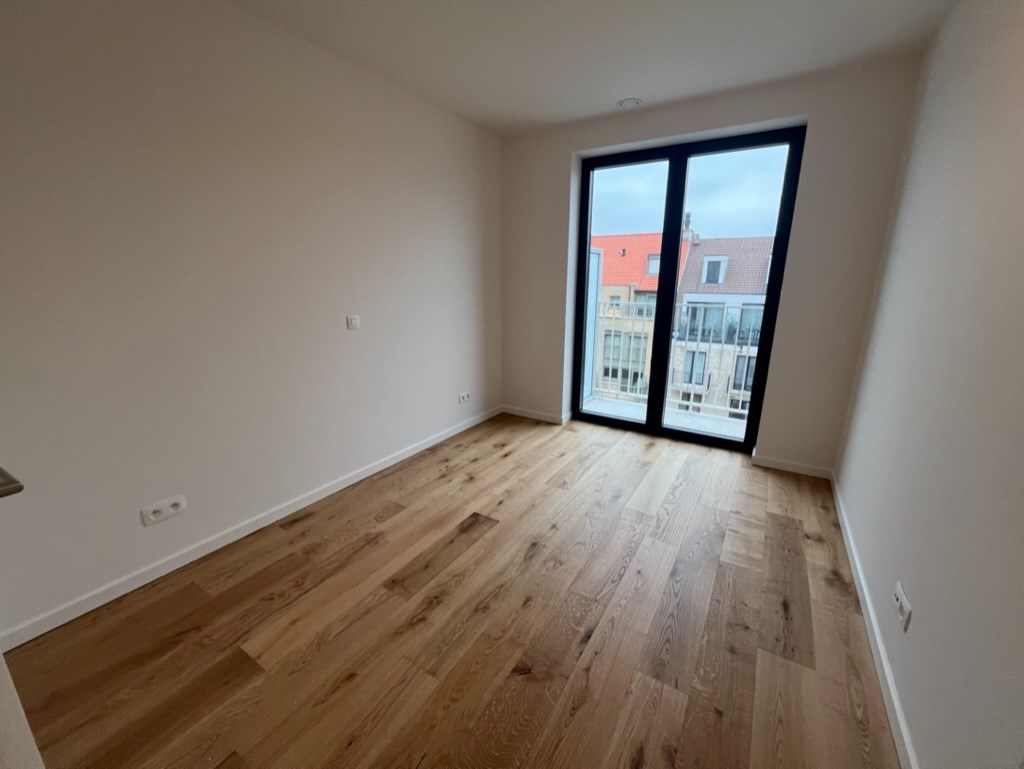 Non-meubl&#233; - Appartement neuf avec 2 chambres situ&#233; sur la Lippenslaan &#224; Knokke (enti&#232;rement peint). 