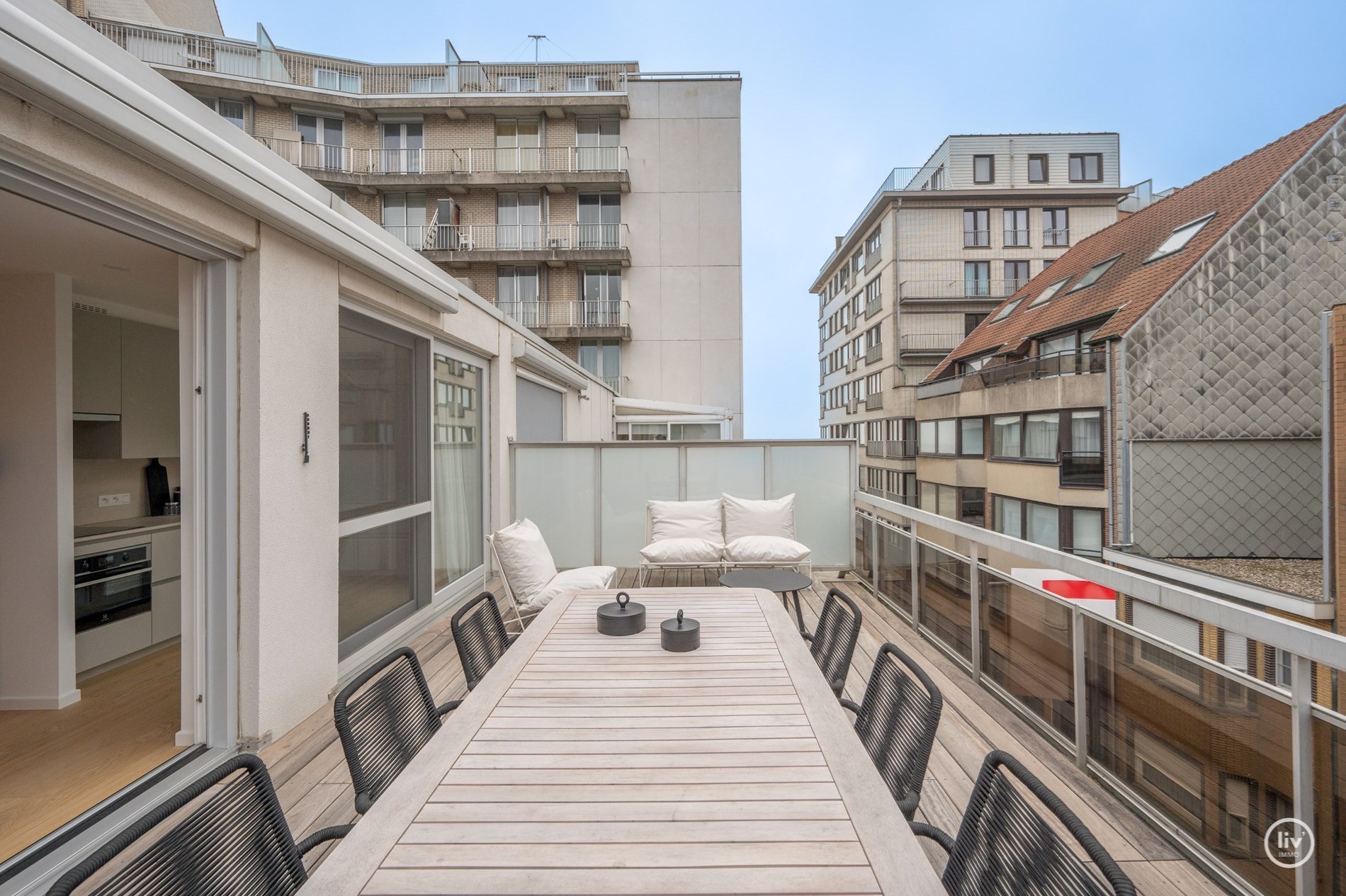 Penthouse enti&#232;rement r&#233;nov&#233; avec grande terrasse ensoleill&#233;e &#224; Knokke-Heist. 