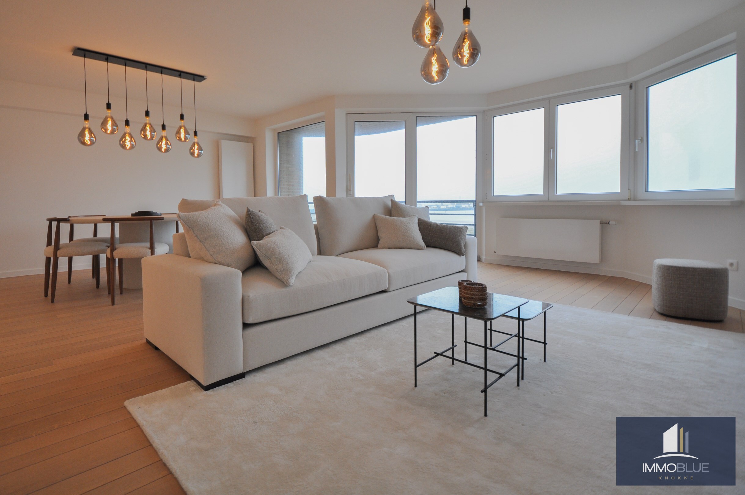 Appartement r&#233;nov&#233; avec une terrasse spacieuse et une vue frontale sur la mer. 