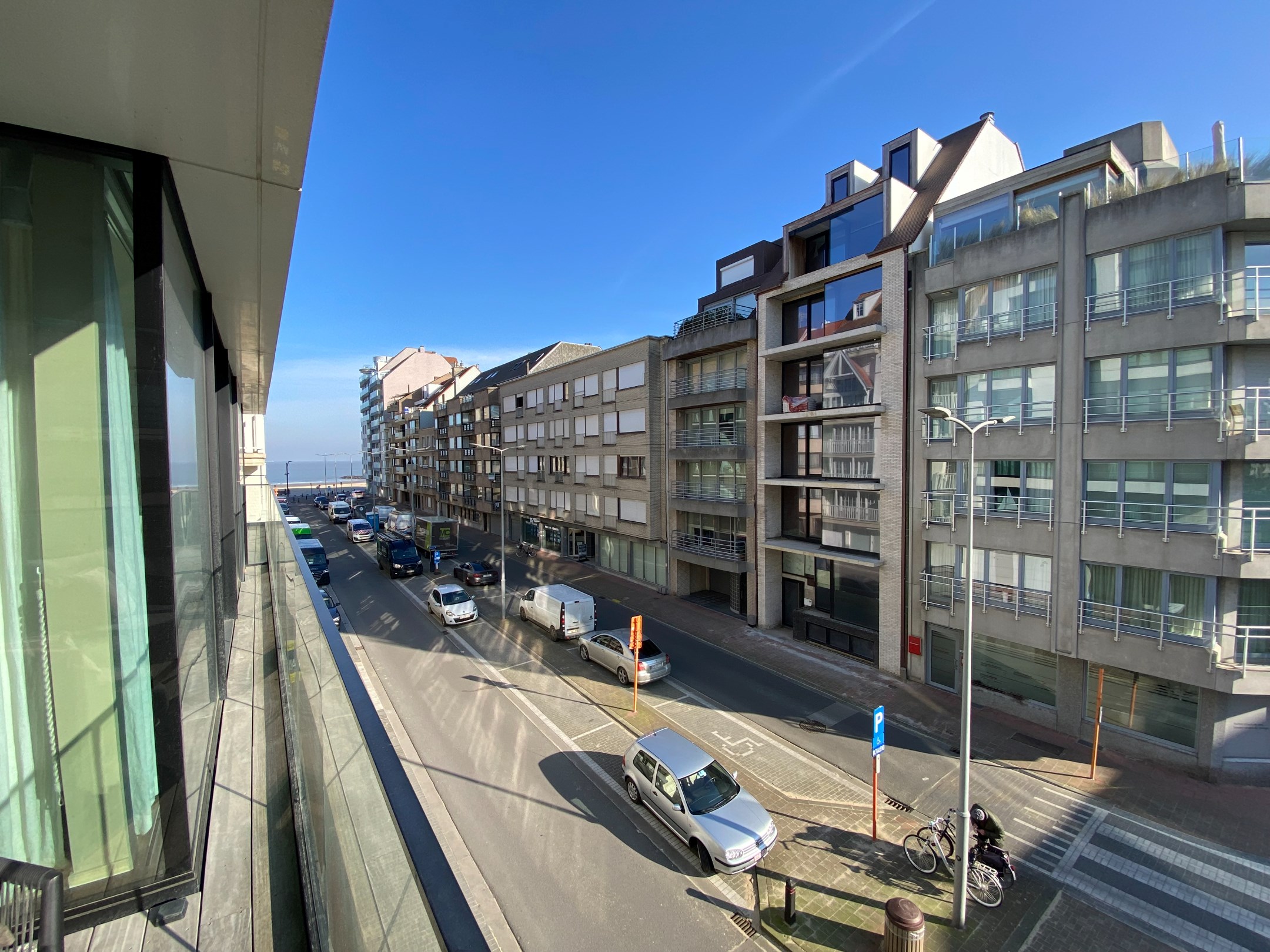 MEUBL&#201; - Appartement spacieux et lumineux avec 3 chambres situ&#233; sur l&#39;avenue Paul Parmentier &#224; Knokke, VUE PARTIELLE SUR LA MER. 