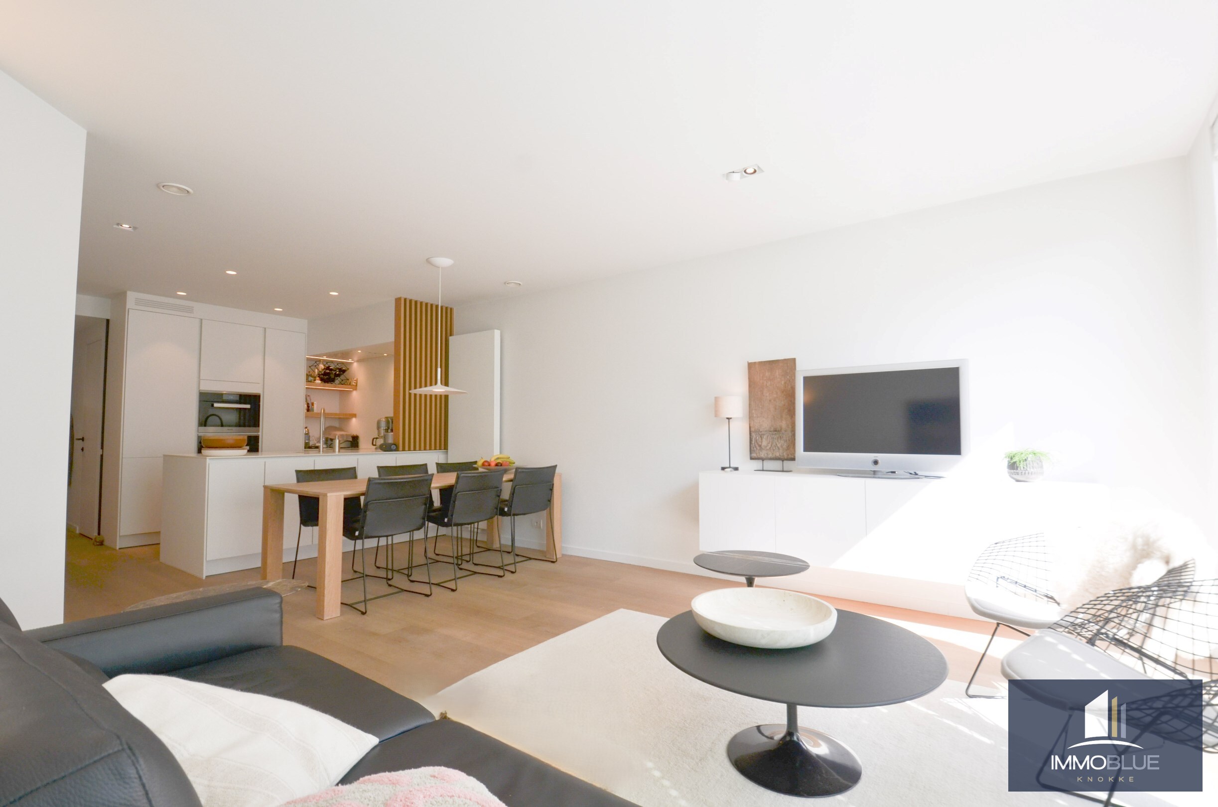 Appartement r&#233;cent avec terrasse ensoleill&#233;e situ&#233; en plein centre commercial et &#224; proximit&#233; imm&#233;diate de la plage. 