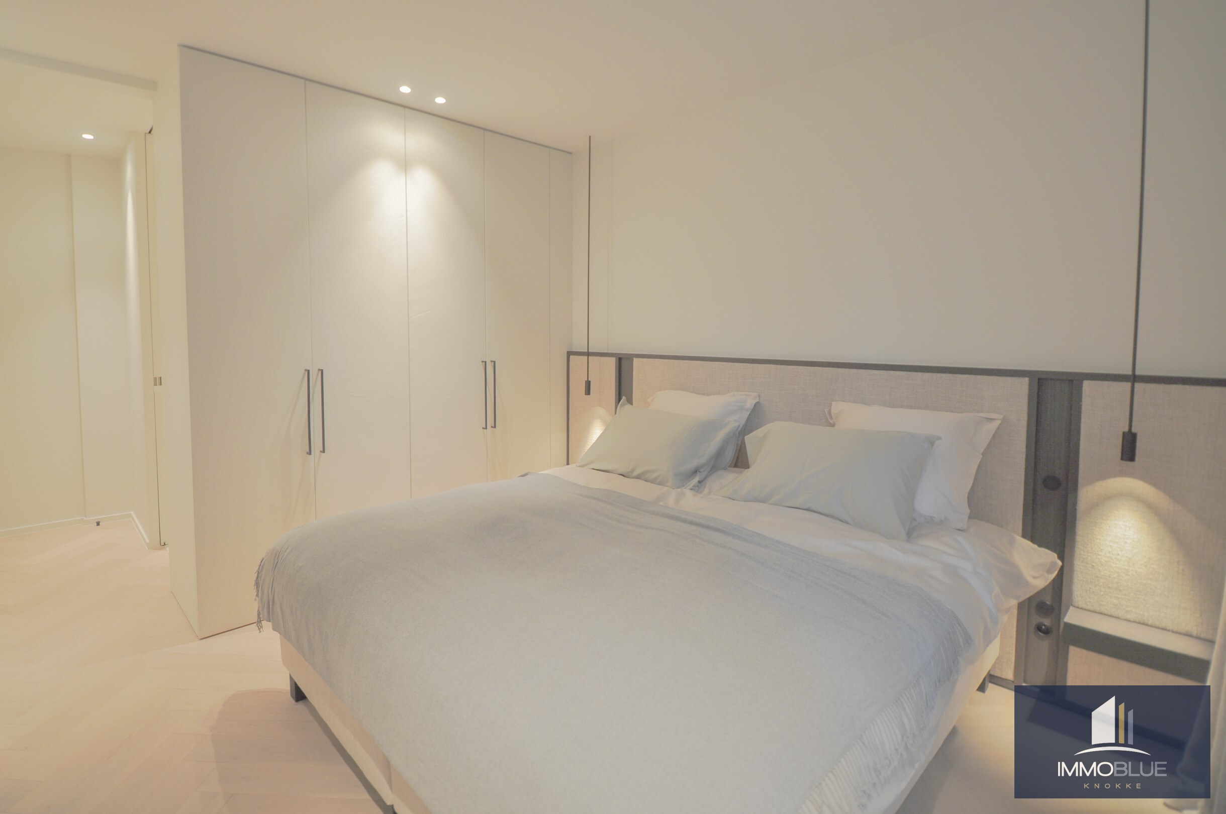 Uitzonderlijk ,tijdloos volledig gerenoveerd appartement met een open zicht . 