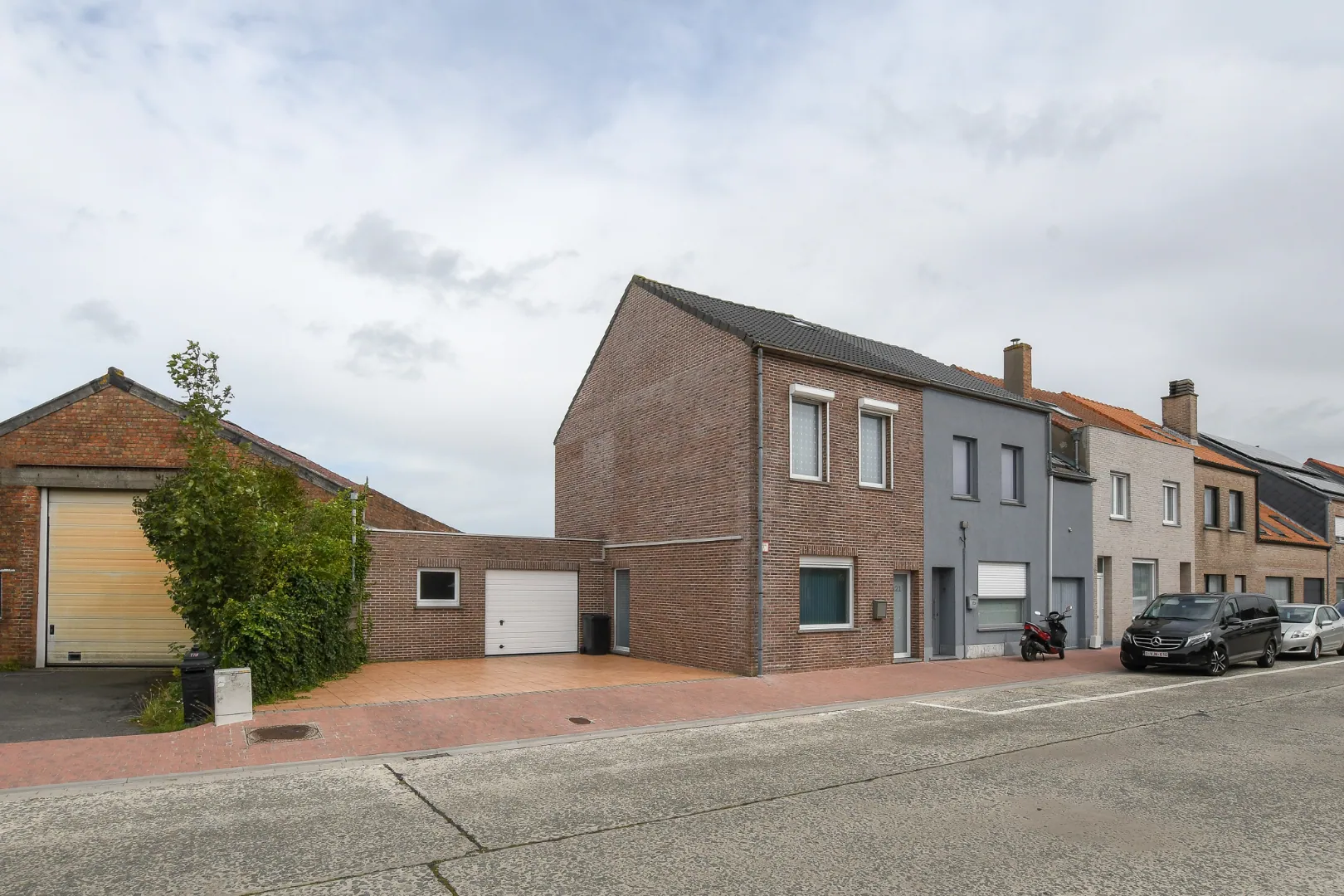 Gerenoveerde woning met ruime garage en tuin/koer te Oostende (Zandvoorde)