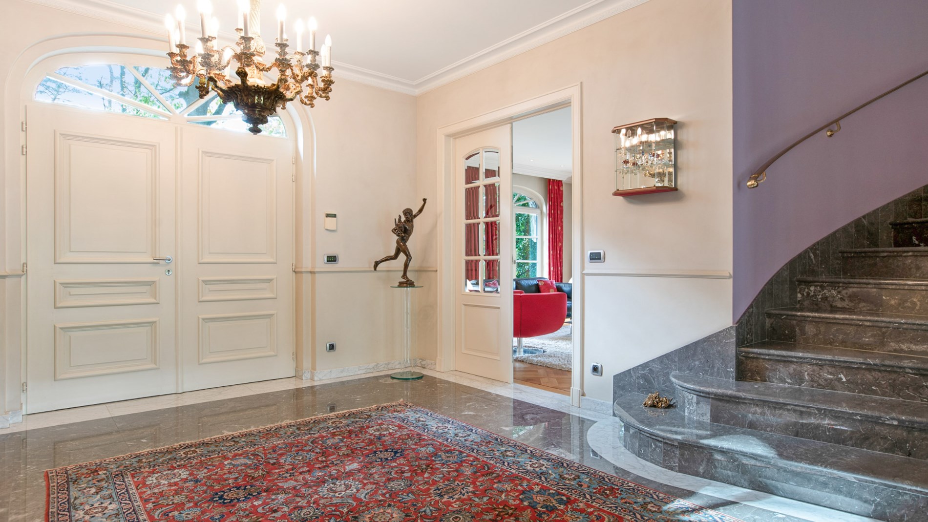 Royale inkomhal met marmeren vloer