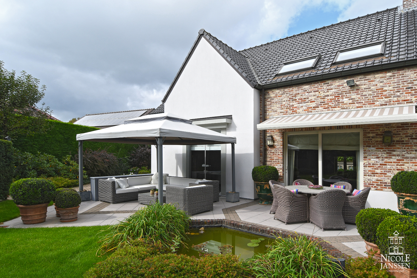 Prachtig landhuis met dubbele inpandige garage en mooi aangelegde tuin met zonnige terrassen 