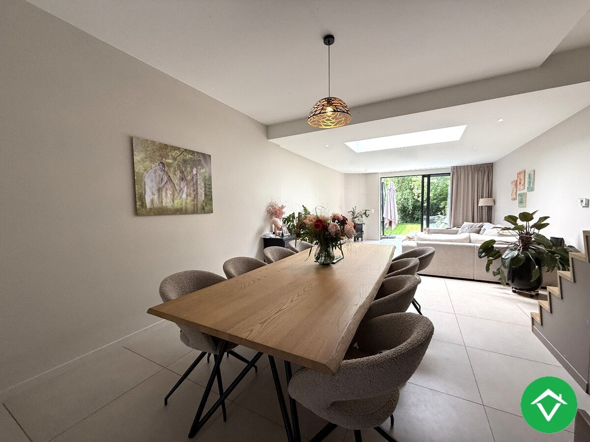 Prachtig gerenoveerde rijwoning nabij het centrum met 3 slaapkamers, tuin en garage te Roeselare 