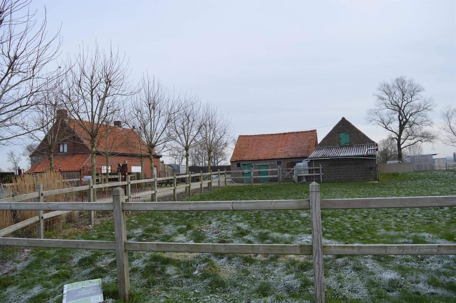 Ruime hoeve op ruim 16 000m² met volledig omheinde weide in hardhout.