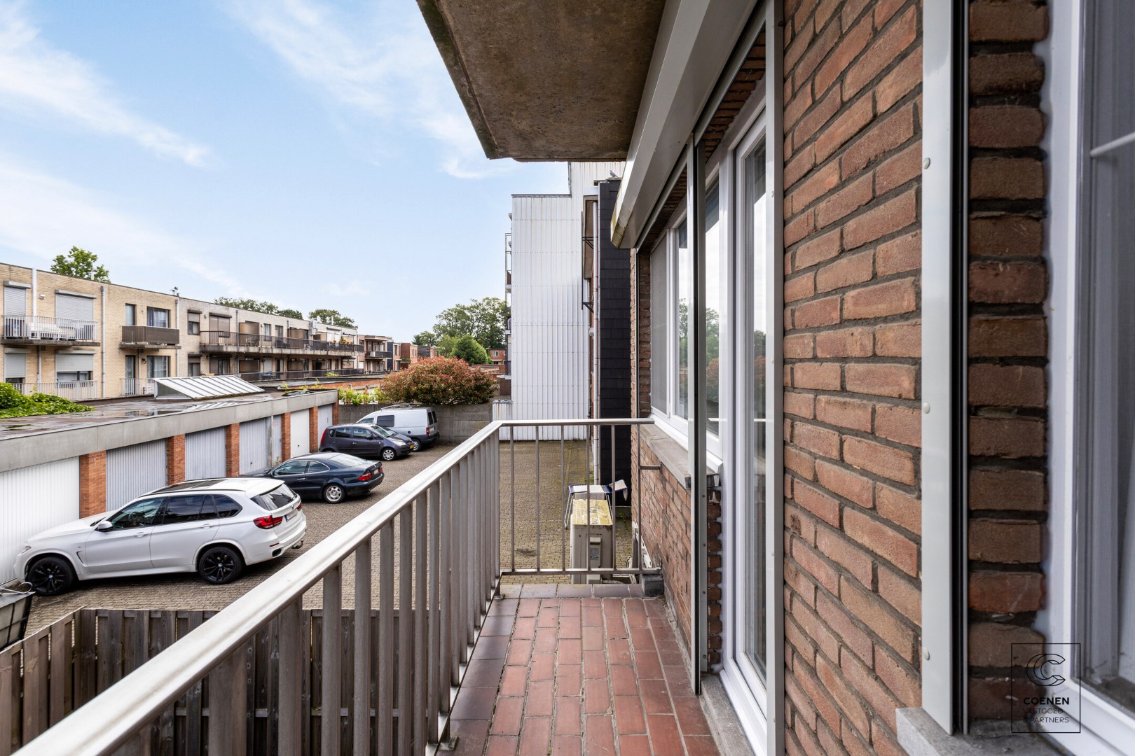 Instapklaar appartement met 2 slkp&#39;s, bew. opp van 80 m&#178; met dubbele garage &#233;n tuin! 