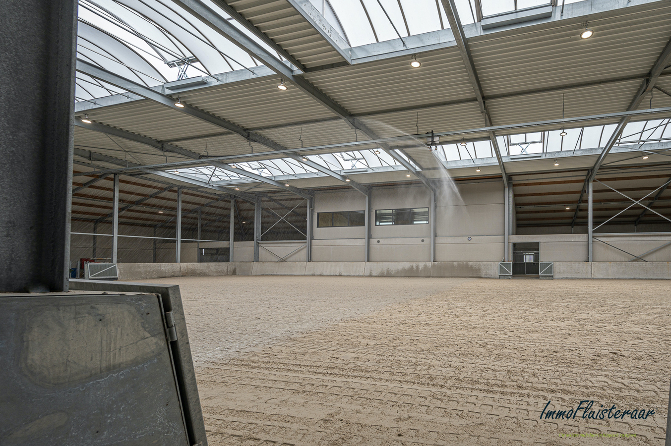 Nieuwbouw hippisch centrum met casco villa te West-Vlaanderen. 