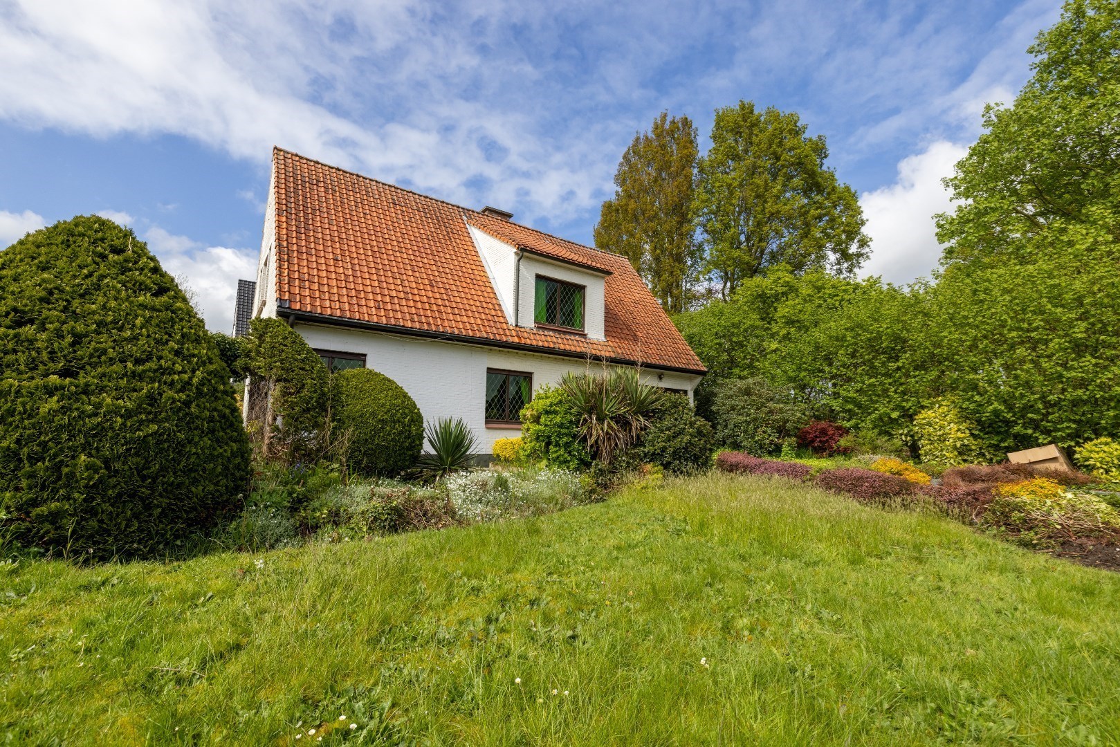 Charmant renovatieproject op een mooi groen hoekperceel in het geliefde Baarle! 