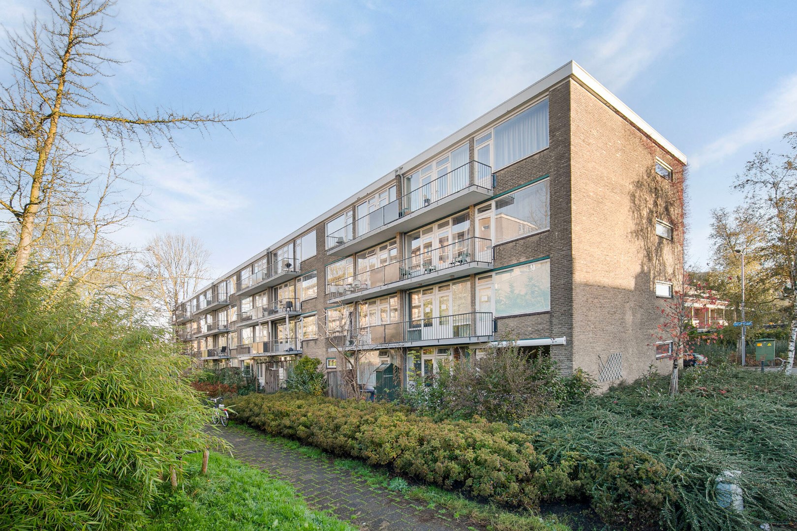 4-kamer Top appartement op de 3e verdieping met 2 balkons, berging in de onderbouw en gelegen op eigen grond! 