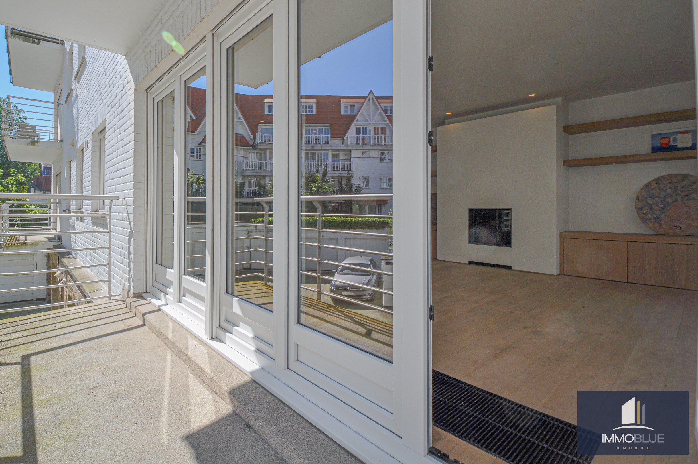 Appartement d&#39;angle avec une vue d&#233;gag&#233;e sur la Kustlaan, situ&#233; dans une r&#233;sidence de standing. 