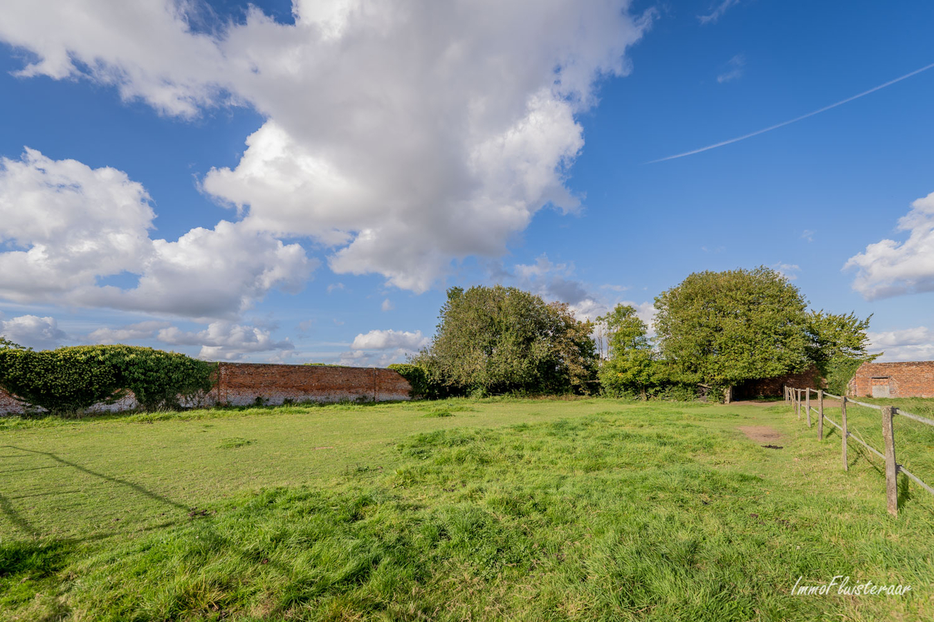 Te renoveren karaktervolle historische hoevewoning met stallingen, binnenkoer, dreef en weiland op ca. 1,36ha te Rebecq (Waals-Brabant) 