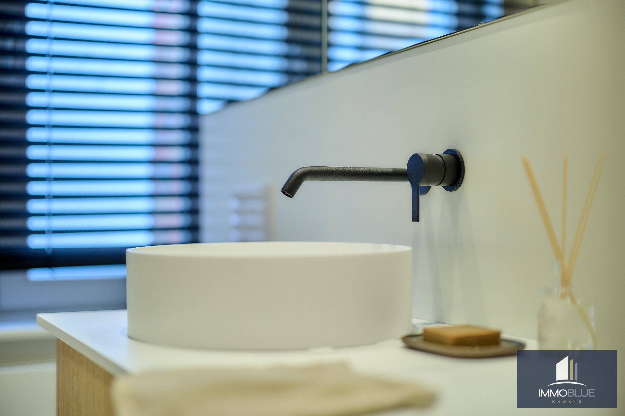 Ruim volledig gerenoveerd appartement met vier slaapkamers en zijdelings zeezicht. 