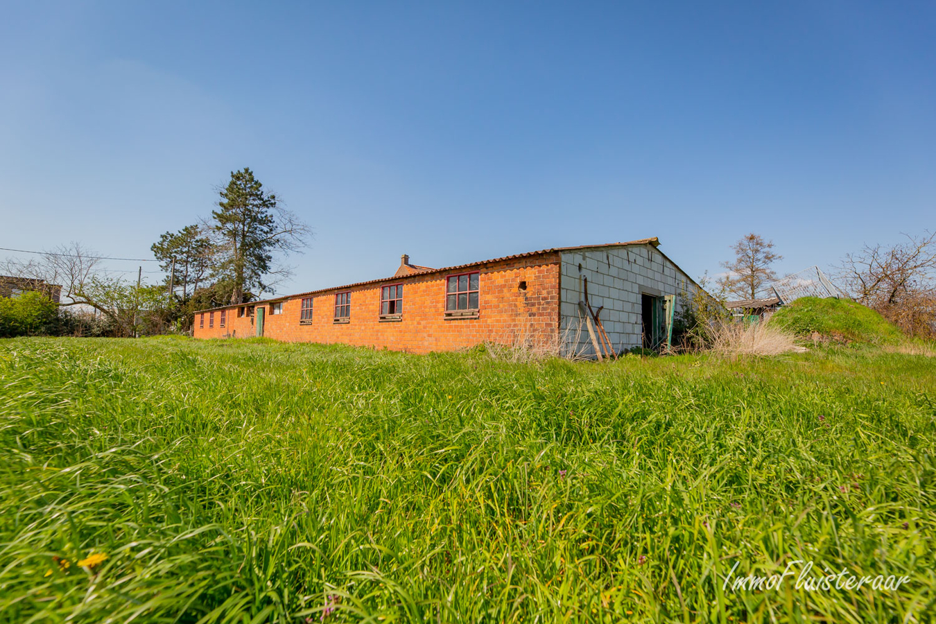 Voyante woning met stalgebouw en aanpalende weiden op 9.599m&#178; 