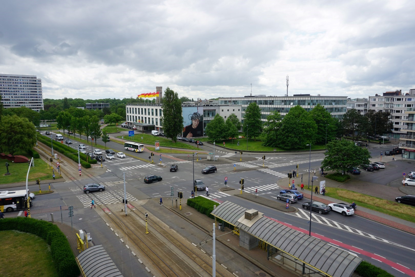 PRACHTIG GERENOVEERD APP. GELEGEN HENDRIK SERRUYSLAAN - TOPLIGGING 