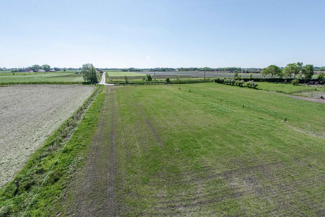 Alleenstaand landhuis met stallen op 2,2 HA te Eernegem 