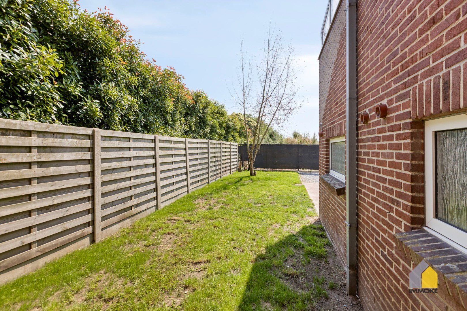 Halfvrijstaande woning met 3 slpks en grote polyvalente ruimte op perceel van 5 a 25 ca. 