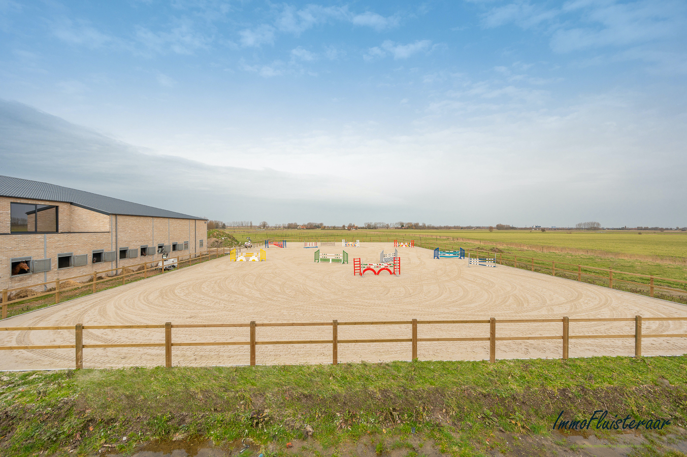 Nieuwbouw hippisch centrum met casco villa te West-Vlaanderen. 