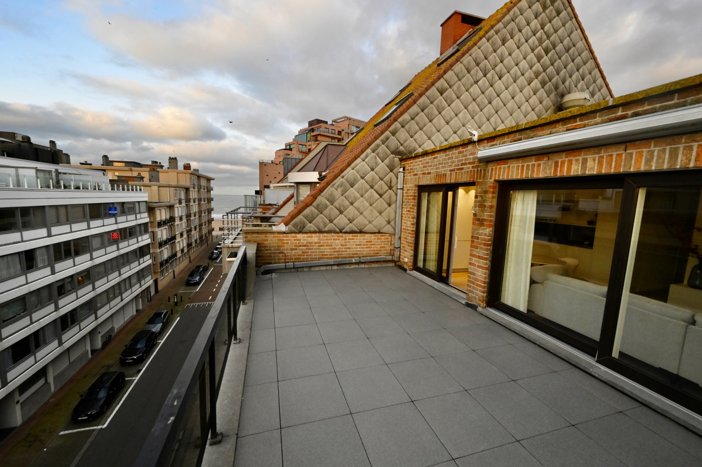 Integraal gerenoveerd dak-appartement met zonne-terrassen op 20 meter wandelafstand van de zeedijk-Albertstrand. 
