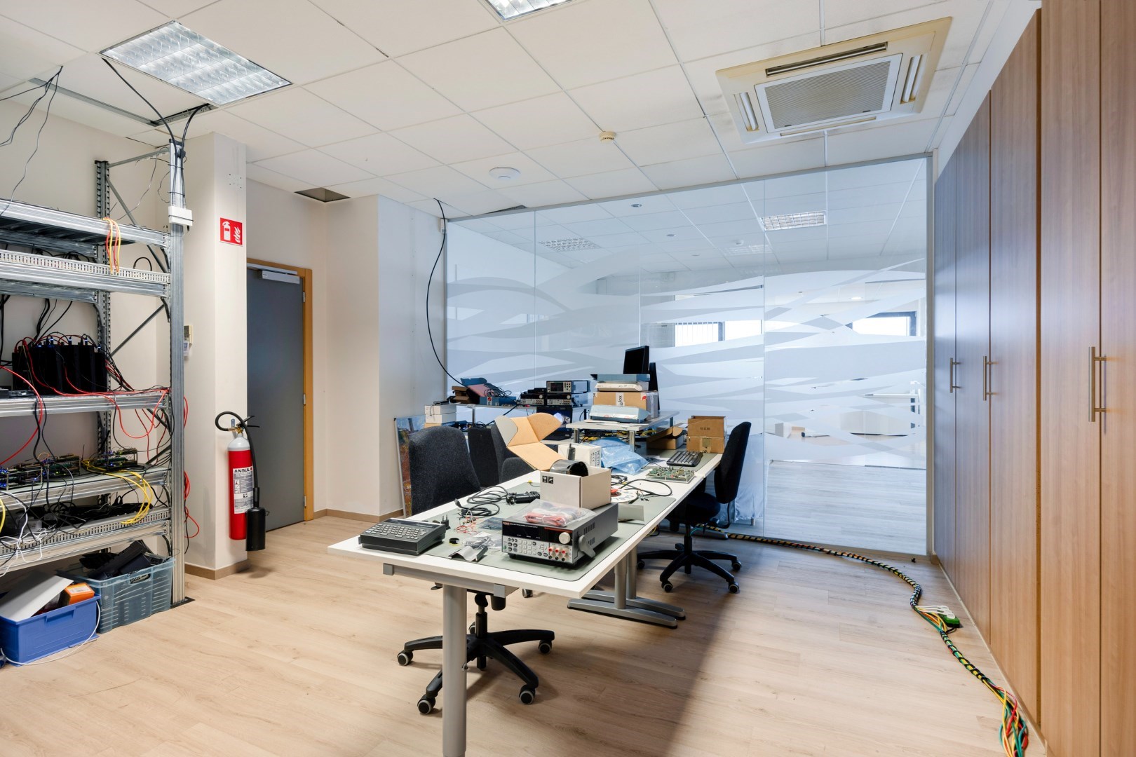 Kantoor te koop in het industriepark te Haasrode/Heverlee met 14 parkings - opp. 626 m&#178; - verkoop van aandelen 