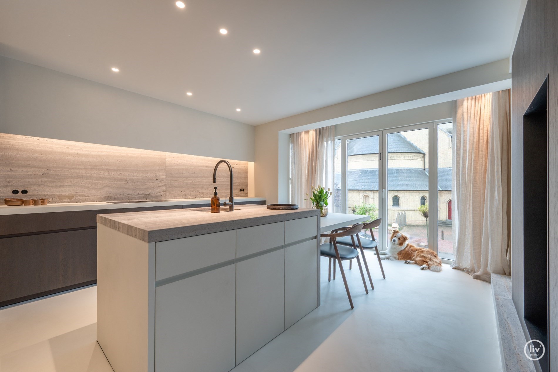 OPENDEURDAG vrijdag 11 juli 2025 van 16:15 tot 18:00 in de Van Bunnenlaan 32, 8300 Knokke-Heist. Magnifiek gerenoveerd appartement van 150 m&#178; met open zicht op de Heilighart kerk – Dumortierlaan, Knok 