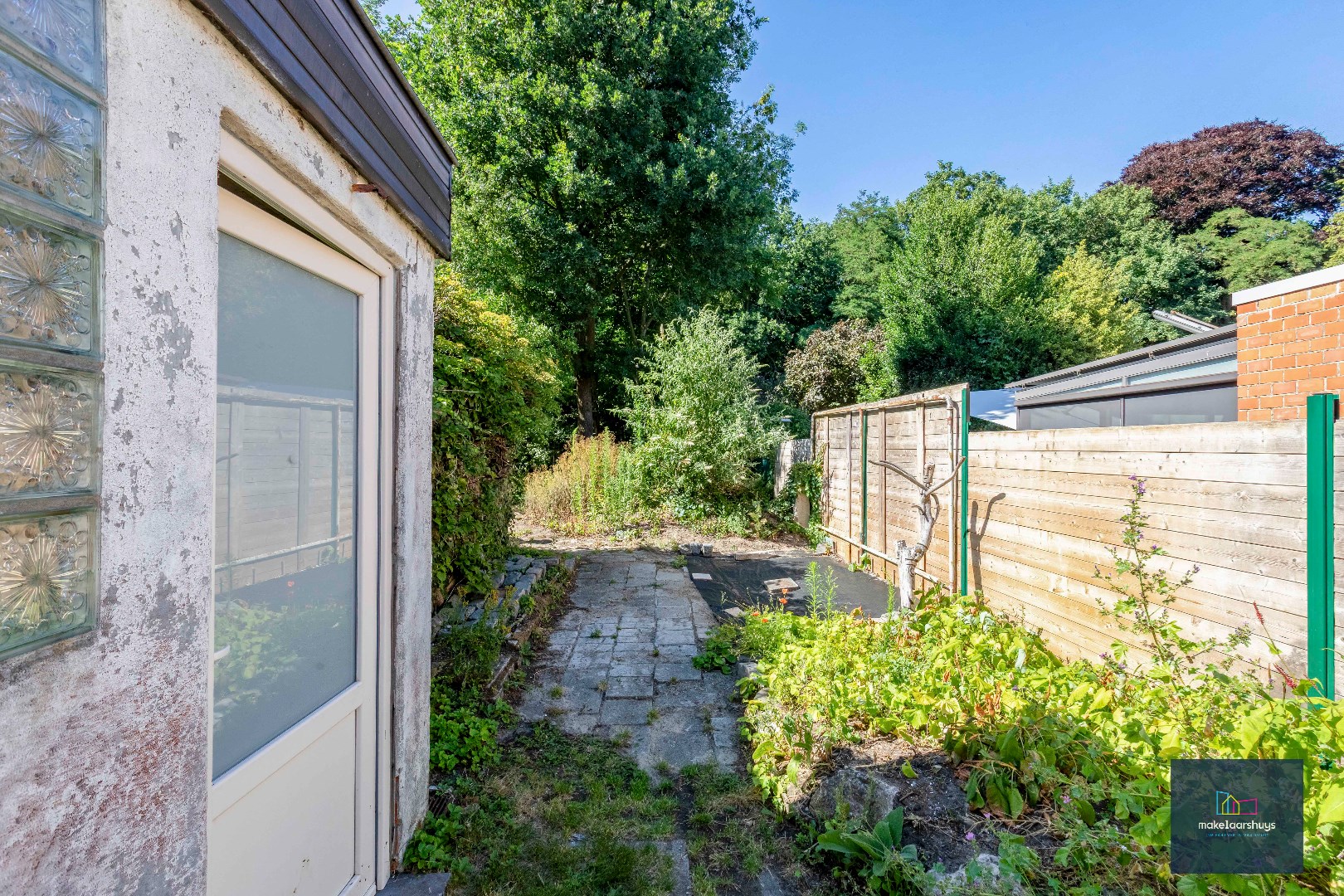 Residentieel gelegen  te renoveren halfopen bebouwing met tuin 
