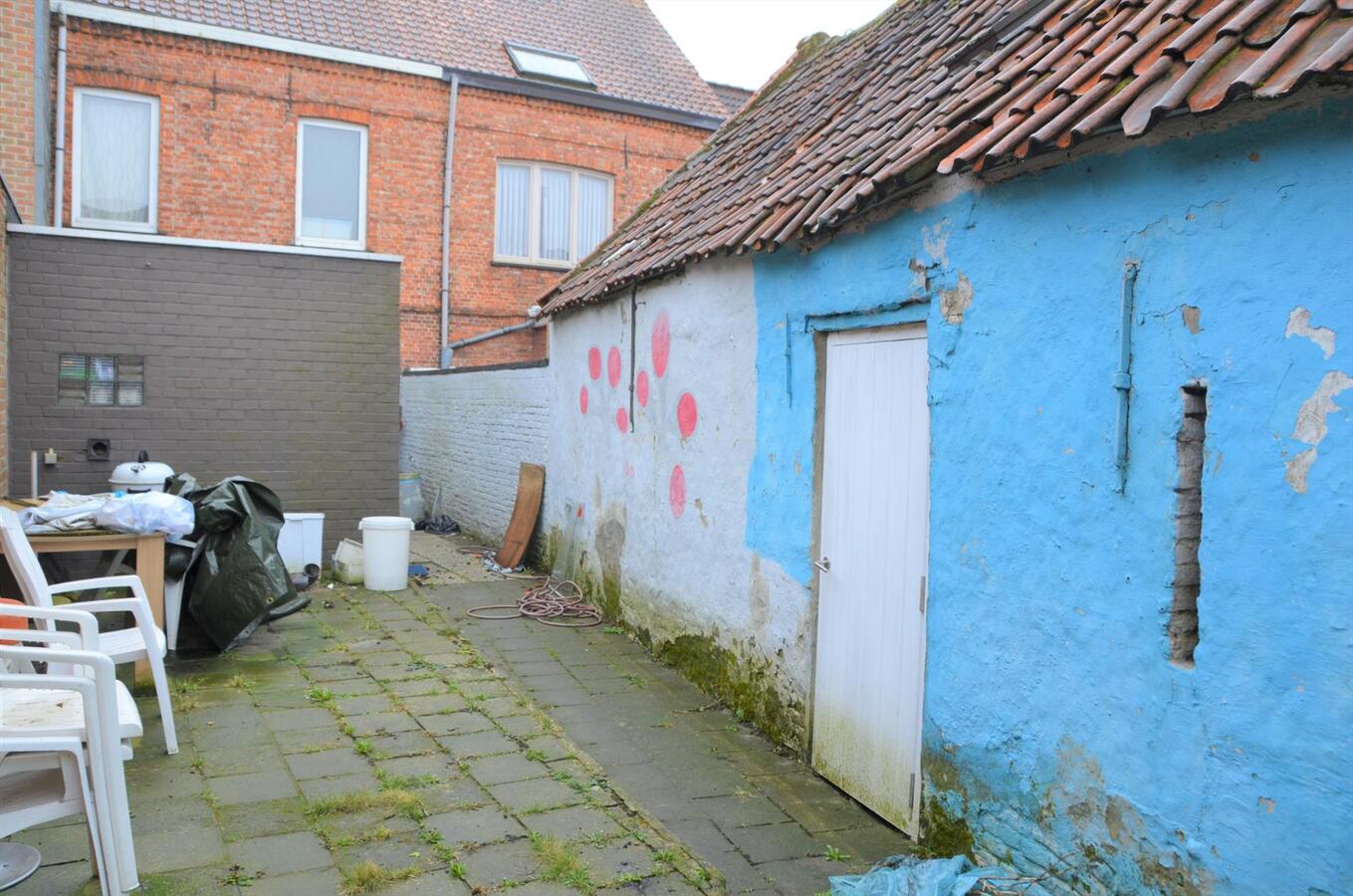 Grondig te renoveren woning met tuin in het centrum van Maldegem 