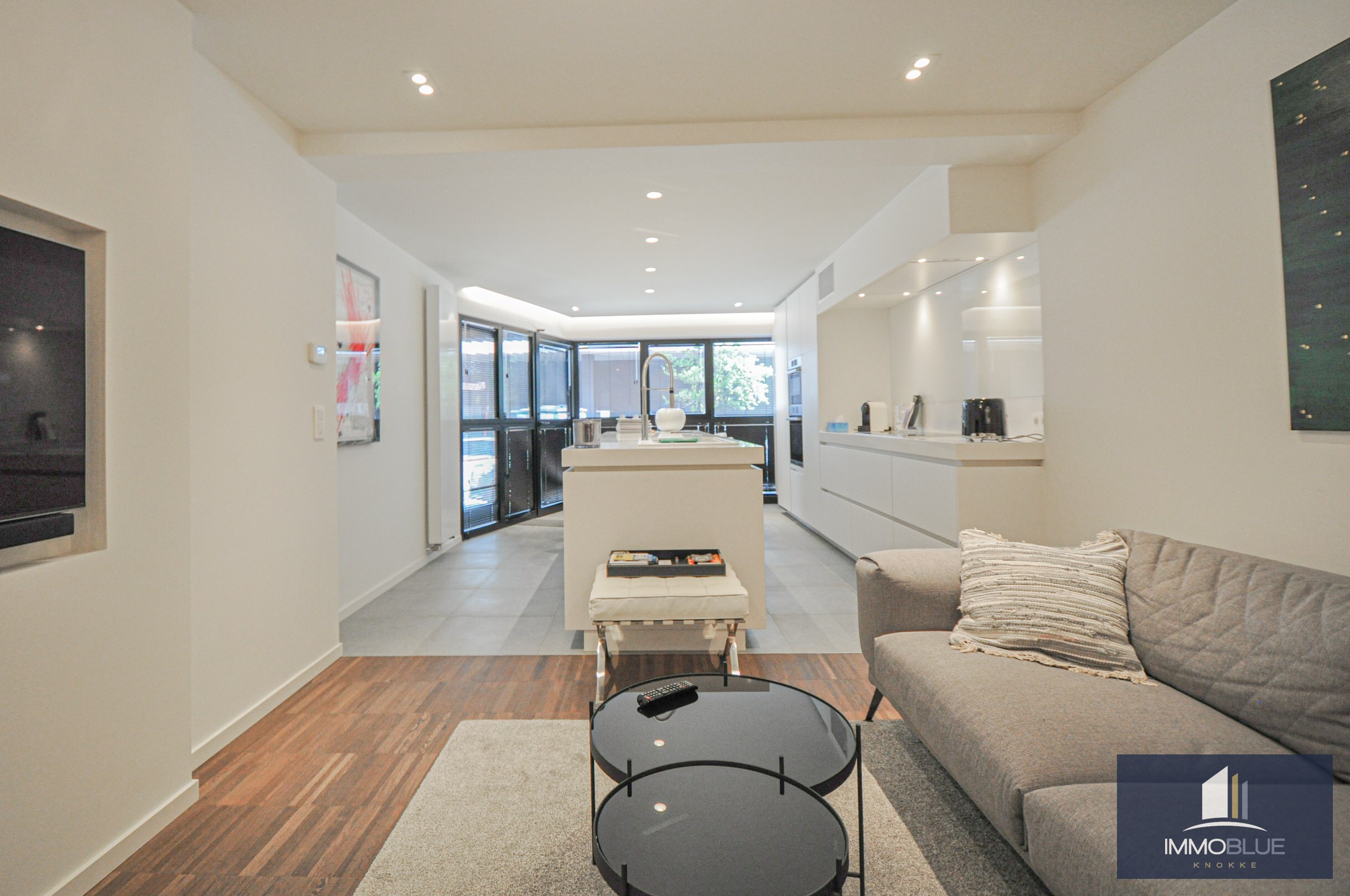 Appartement &#233;l&#233;gant et pr&#234;t &#224; emm&#233;nager avec une grande terrasse, situ&#233; &#224; quelques pas de la mer. 