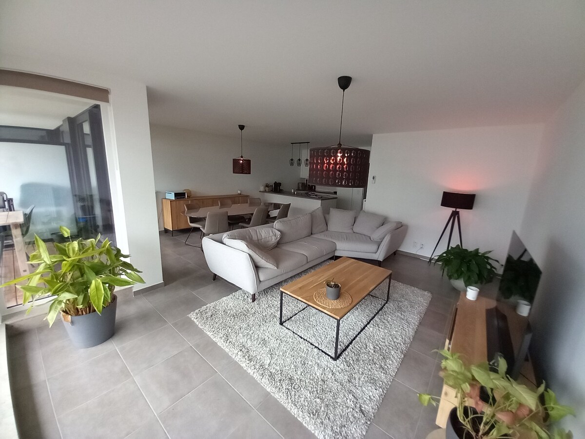 Ruim lichtrijk appartement op tweede verdieping 