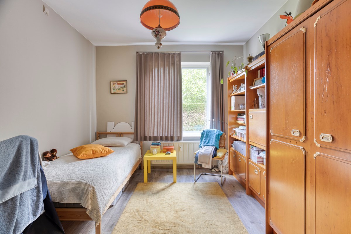 Opbrengsteigendom met 3 appartementen, garages en tuin 