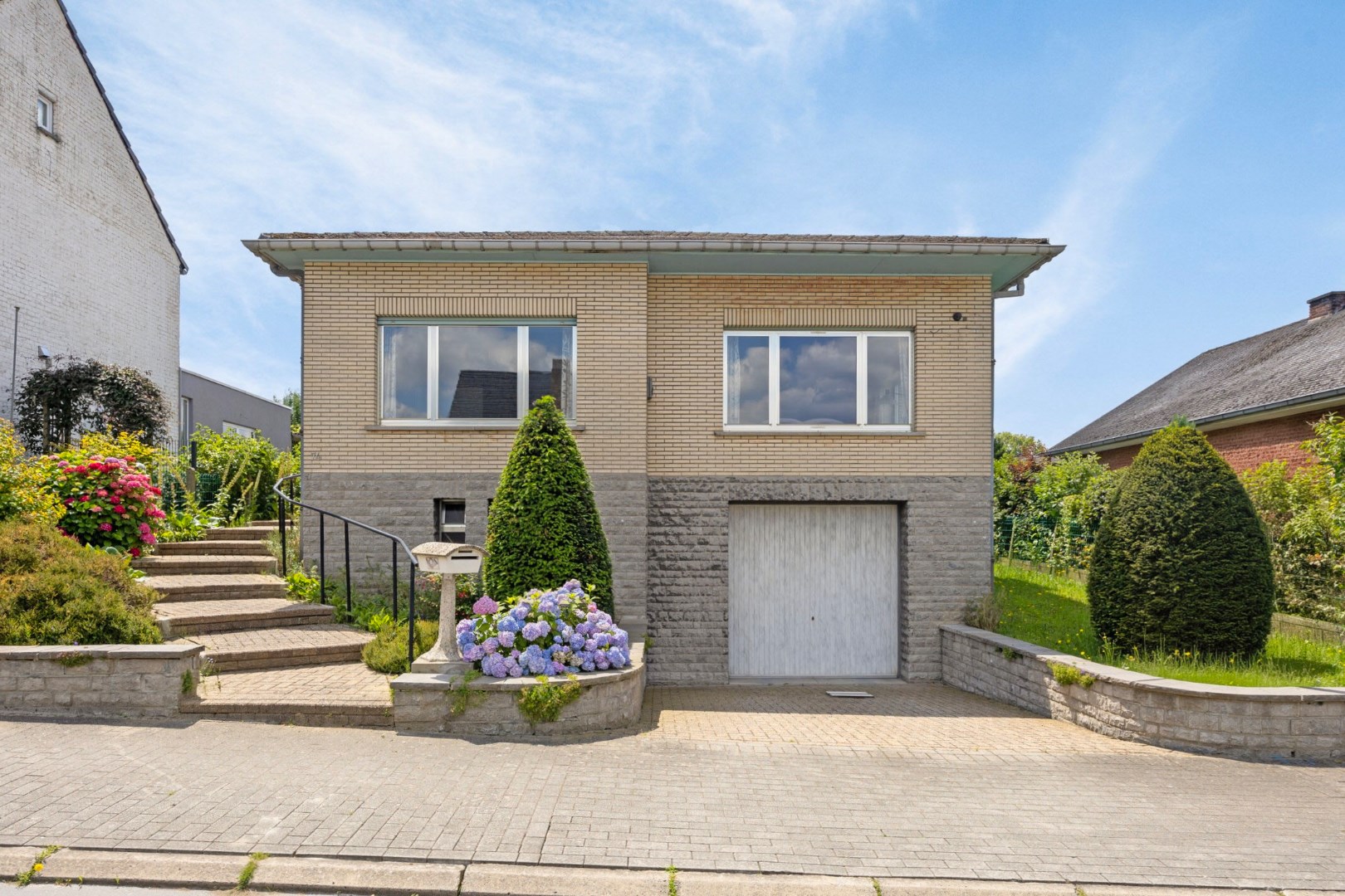 Te renoveren bungalow met 2 &#224; 3 slaapkamers, ruime garage en zuidwest ge&#246;rienteerde tuin 