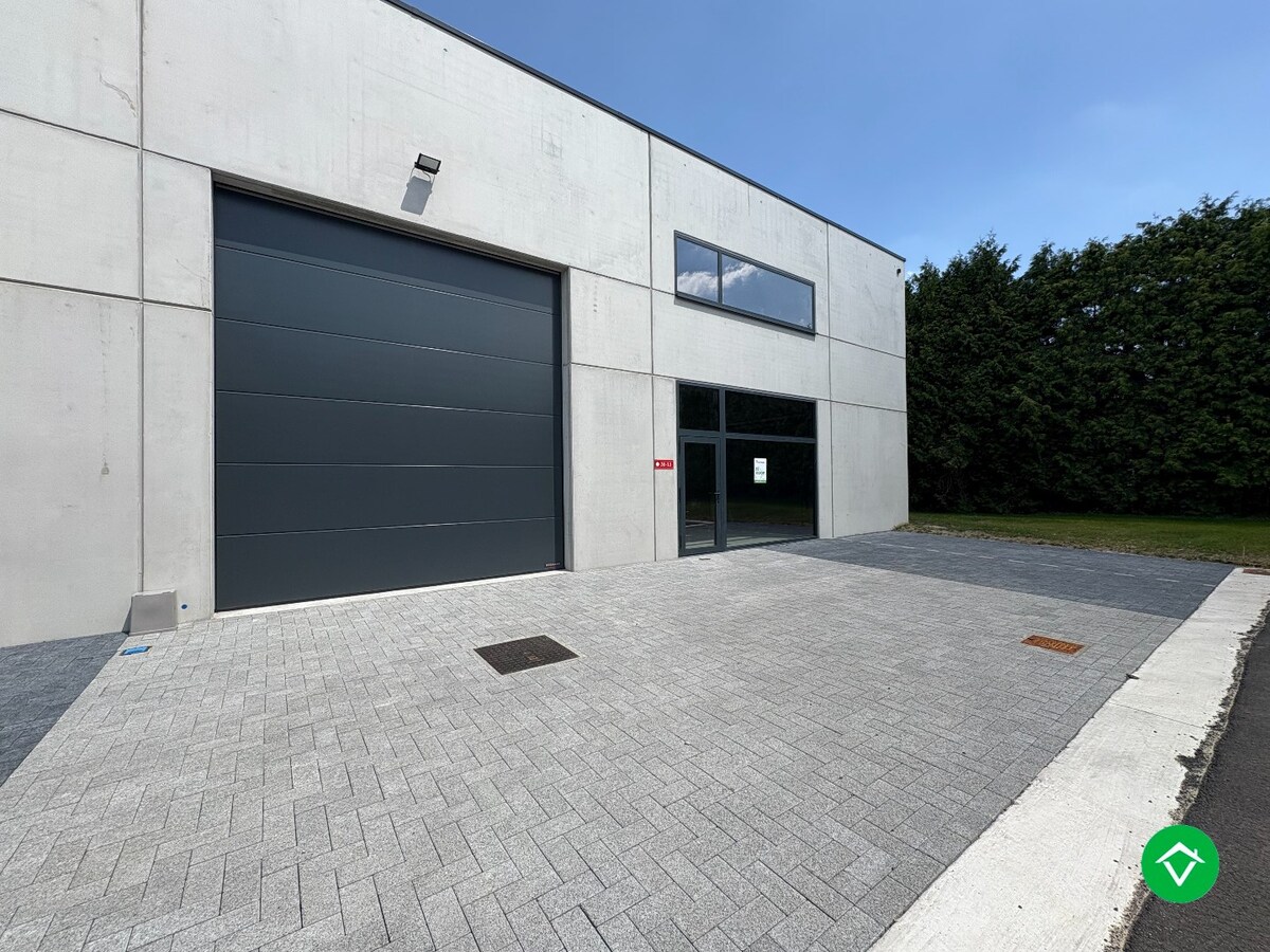 Loods te koop – 277 m&#178; met 2 parkeerplaatsen inbegrepen op de industriezone te Ichtegem 